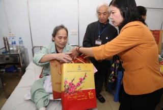 LIÊN ĐOÀN LAO ĐỘNG THÀNH PHỐ HÀ NỘI ĐẾN THĂM, TẶNG QUÀ CÁC BỆNH NHÂN CÓ HOÀN CẢNH KHÓ KHĂN TẠI BỆNH VIỆN UNG BƯỚU HÀ NỘI